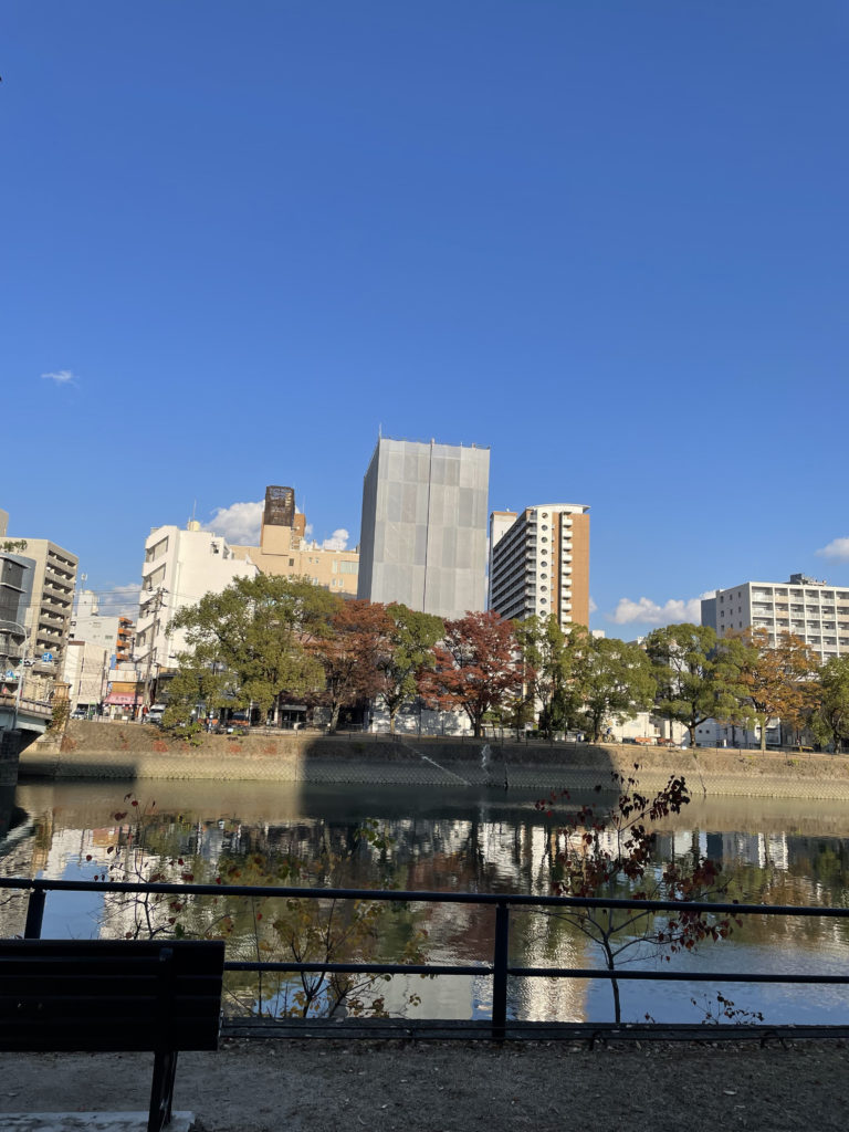 猿猴川をはさんでの現地の様子