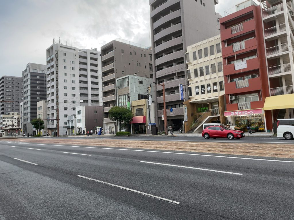 道路を挟んで向かい側