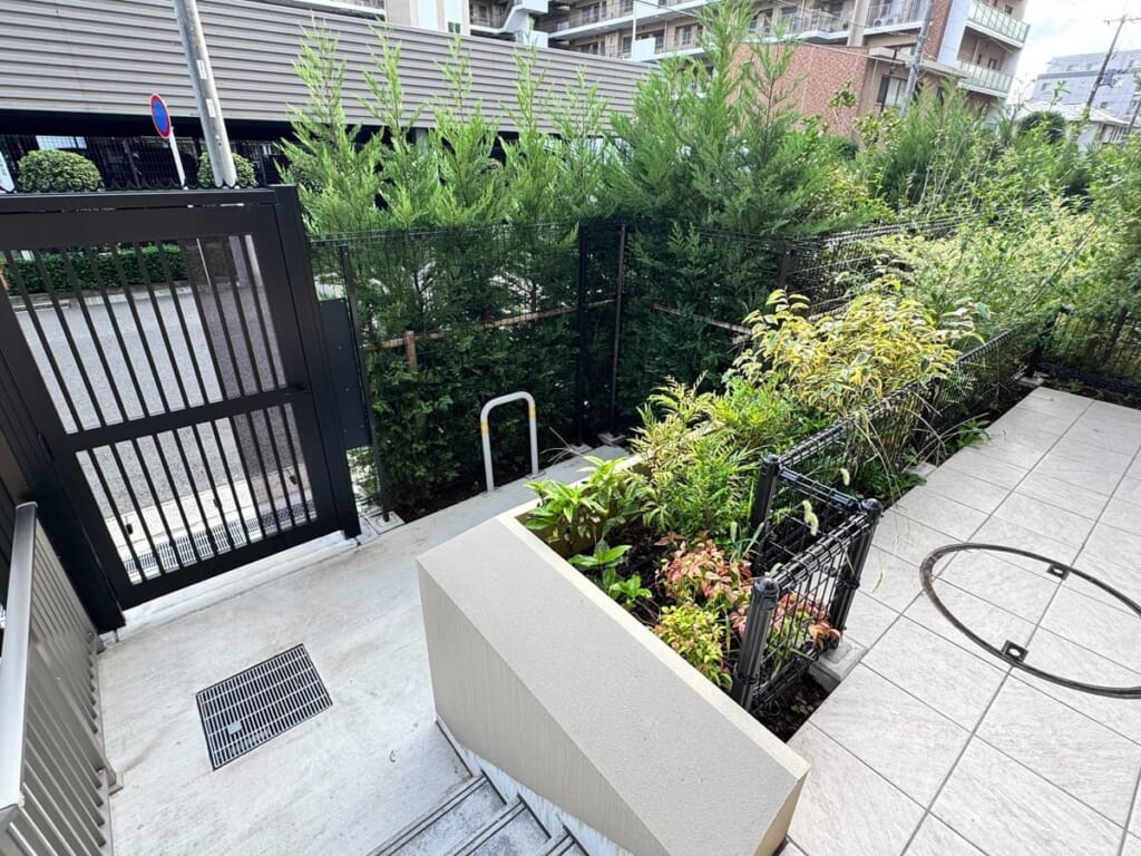 オハナ蘇我ガーデニアの専用テラスとサイクルポート（スムラボ）住井はな