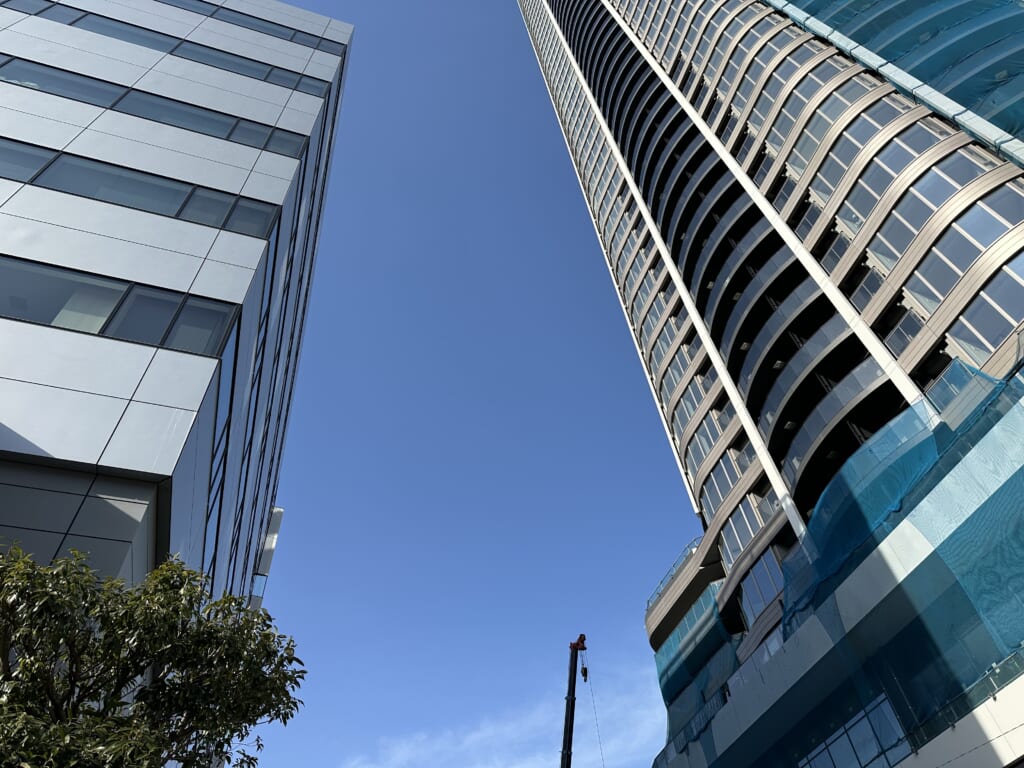 隣接ビルの日陰