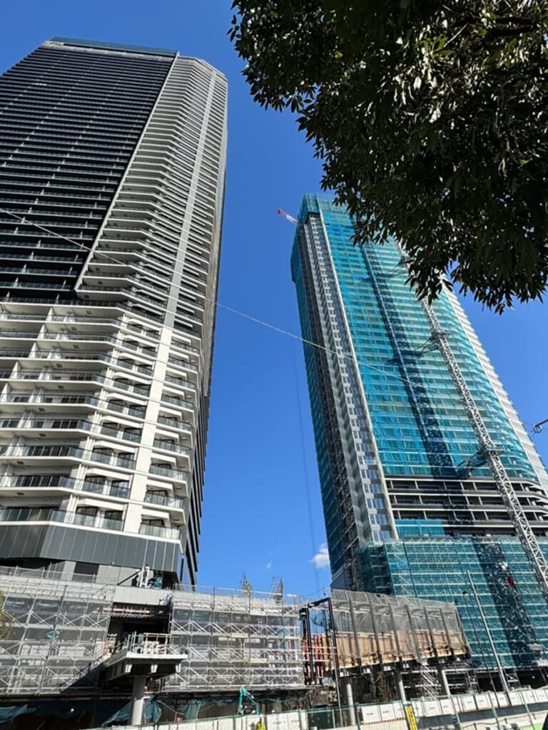 プラウドタワー池袋の建設中の現地（スムラボ）住井はな