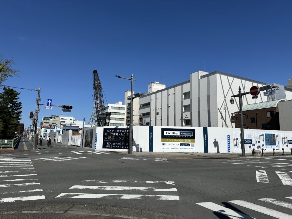 南西側から現地
